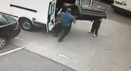 Regardez cet employé récupérer les sofas volés dans la camionnette des malfaiteurs