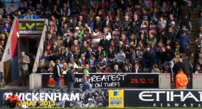 Regardez ce spectateur d'un match de rugby recevoir le ballon sur la tête et faire tomber ses bières