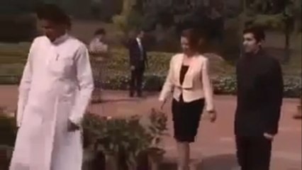 La première Ministre australienne fait le buzz après une chute en Inde