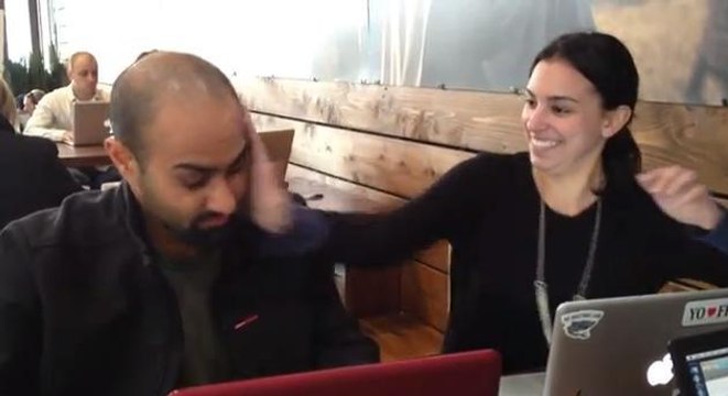 Pour mieux travailler, il paye quelqu'un qui le gifle à chaque fois qu'il va sur Facebook