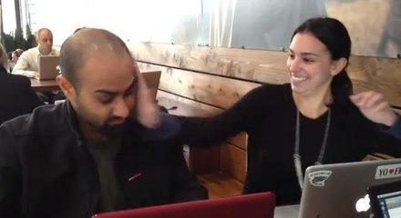 Pour mieux travailler, il paye quelqu'un qui le gifle à chaque fois qu'il va sur Facebook