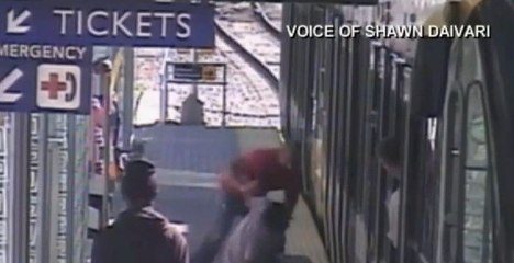 Regardez un catcheur américain maîtriser un passager violent dans un train