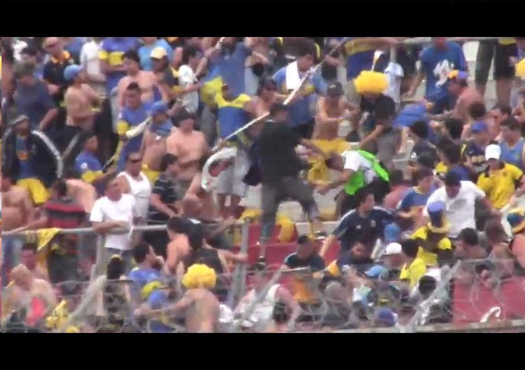 Football : des stadiers jetés des tribunes par des supporteurs pendant River Plate - Boca Juniors