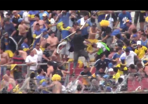 Football : des stadiers jetés des tribunes par des supporteurs pendant River Plate - Boca Juniors