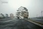 Chine : Ce couple habite une maison en plein milieu d'une route