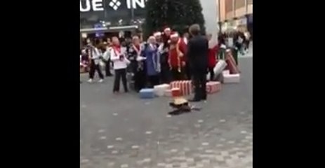 Ce passant perd ses nerfs et s'en prend aux chanteurs de Noël