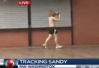 Ouragan Sandy : regardez cet homme-cheval de faire son jogging malgré la tempête