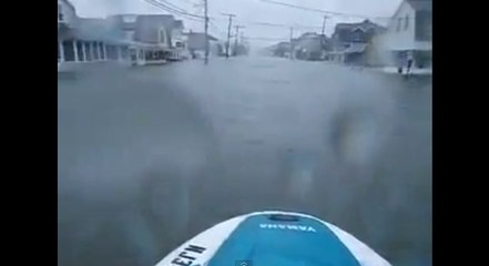 L'ouragan Sandy lui permet de faire du jet ski en pleine ville !