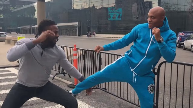 Jon Jones et Anderson Silva s'affrontent dans la rue