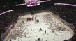 Hockey sur glace : Les supporteurs jettent des milliers d'ours en peluche sur la glace