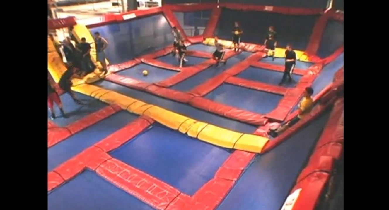 Ils jouent à la balle au prisonnier sur un trampoline!