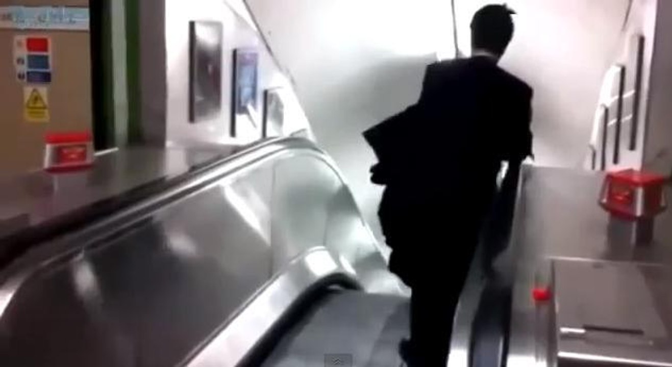 Ivre, cet homme d'affaires tente de prendre l'e...
