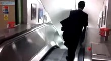 Ivre, cet homme d'affaires tente de prendre l'escalator... à l'envers !