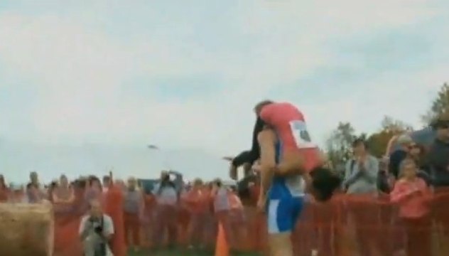 Regardez ce couple finlandais remporter la course de porter de femme