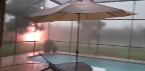 Elle filme un éclair tombé à quelques mètres de sa maison