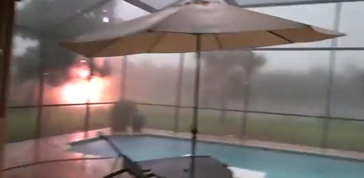 Elle filme un éclair tombé à quelques mètres de sa maison