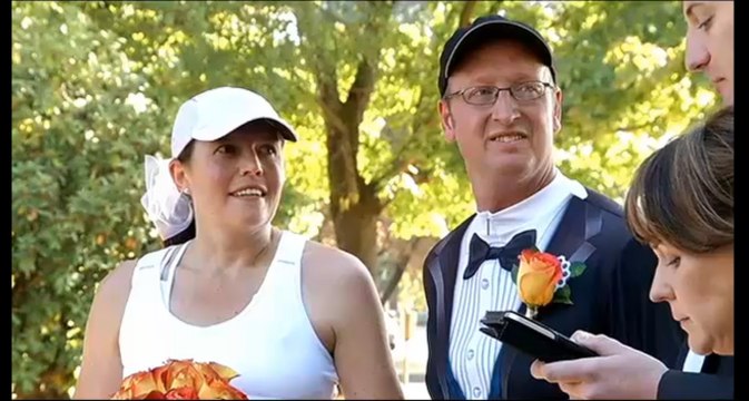 Regardez ce couple se marier pendant un marathon