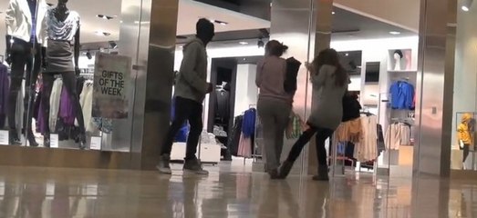 Il se fait passer pour un mannequin et effraie les passants