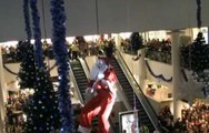 Regardez ce Père Noël bloqué dans les airs  dans un centre commercial à cause de sa barbe