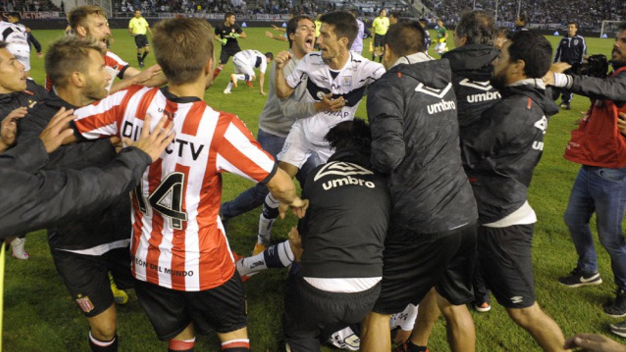 Estudiantes - Gimnasia se finit en bagarre générale impressionnante