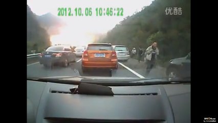 Regardez un camion-citerne rempli de gaz exploser sur une autoroute en Chine