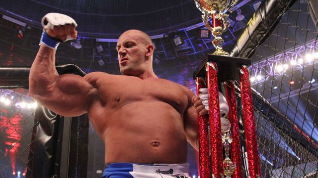 Robert Burneika : cet ancien bodybuilder est devenu combattant de MMA