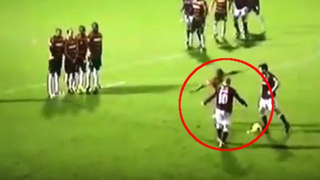 Le pire voltigeur d'un mur de l'histoire du football