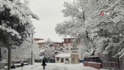Erzurum'da etkili olan kar yağışı kenti beyaza bürüdü