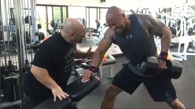 The Rock : son entraînement musclé avec son nouvel entraîneur Hany Rambod