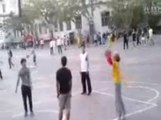 A 76 ans, cette Chinoise est une pro du basket