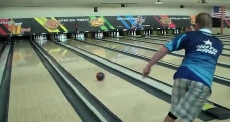 Regardez cet homme faire neuf strikes en une minute au bowling