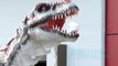 Caméra cachée : ce dinosaure s'amuse à effrayer les passants en pleine rue !