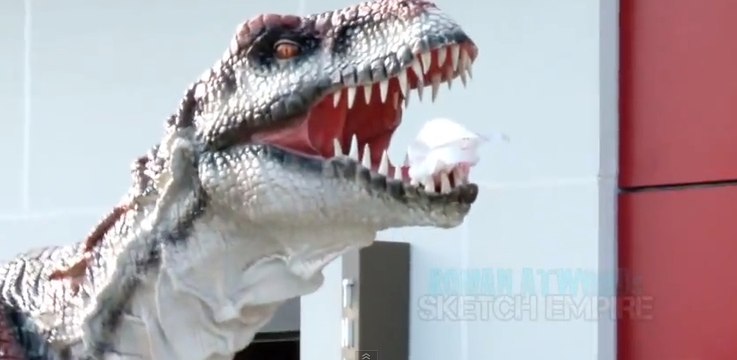 Caméra cachée : ce dinosaure s'amuse à effrayer les passants en pleine rue !