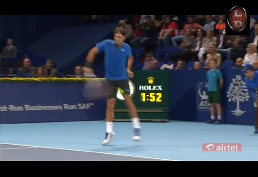 Regardez Roger Federer se prendre une balle de tennis dans l'entrejambe