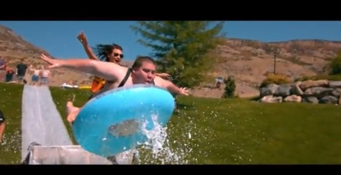 Regardez ces gens s'amuser comme des fous sur ce toboggan géant