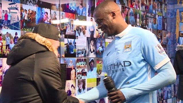 Samir Nasri chambré par Yaya Touré après un match de Manchester City