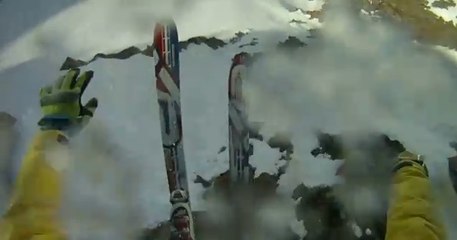 Ce skieur s'en sort indemne après une chute spectaculaire en pleine montagne