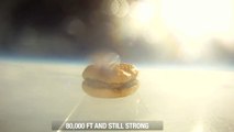 Suivez cet hamburger durant sa montée dans la stratosphère à 27 000 mètres d'altitude