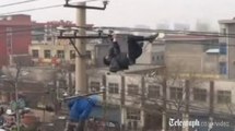 Ivre, il joue au funambule sur des câbles électriques en Chine