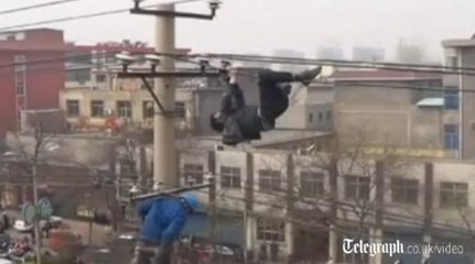 Ivre, il joue au funambule sur des câbles électriques en Chine