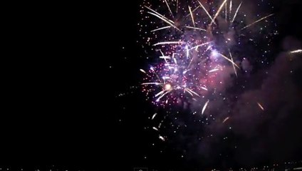Ce magnifique feu d'artifice a été filmé à l'envers