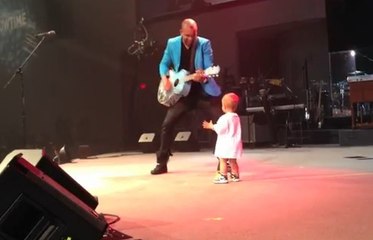 Cet enfant débarque sur scène en plein concert et fait le show