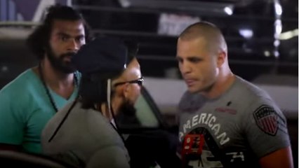 Un homme au physique de bodybuilder provoque violemment David Haye et BJ Flores