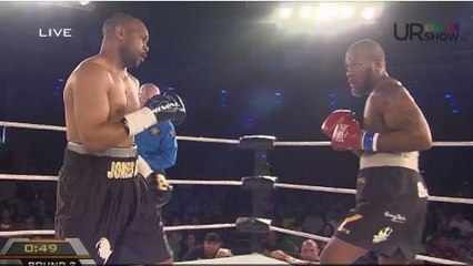 Roy Jones Jr affronte un fan sur le ring pour un défi unique