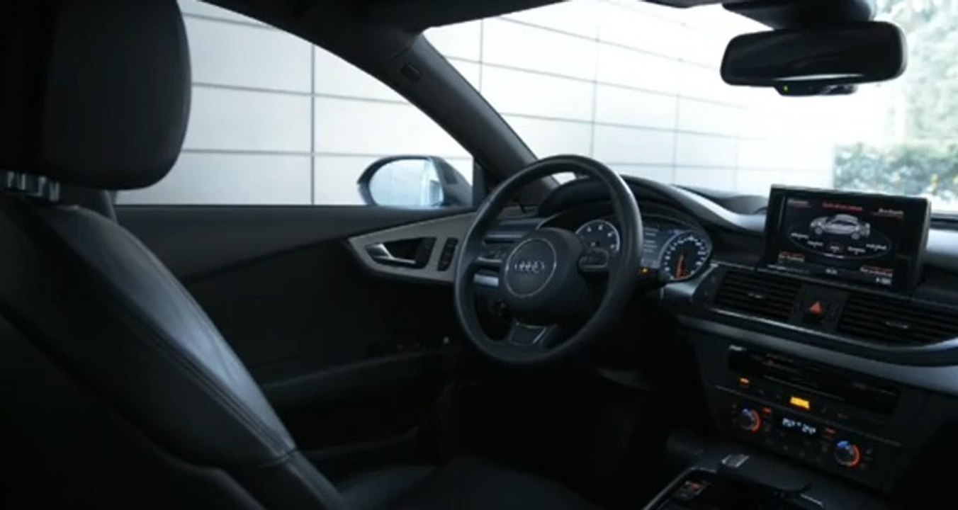 Plus besoin de chercher une place de parking, cette Audi le fait à votre place !