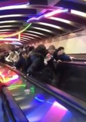 Cet escalator devient fou et change subitement de direction