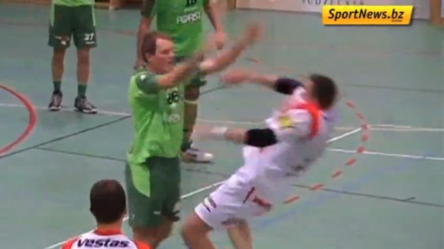 Regardez ce handballeur devenir fou lorsque son adversaire lui fait un bisou