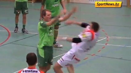 Regardez ce handballeur devenir fou lorsque son adversaire lui fait un bisou