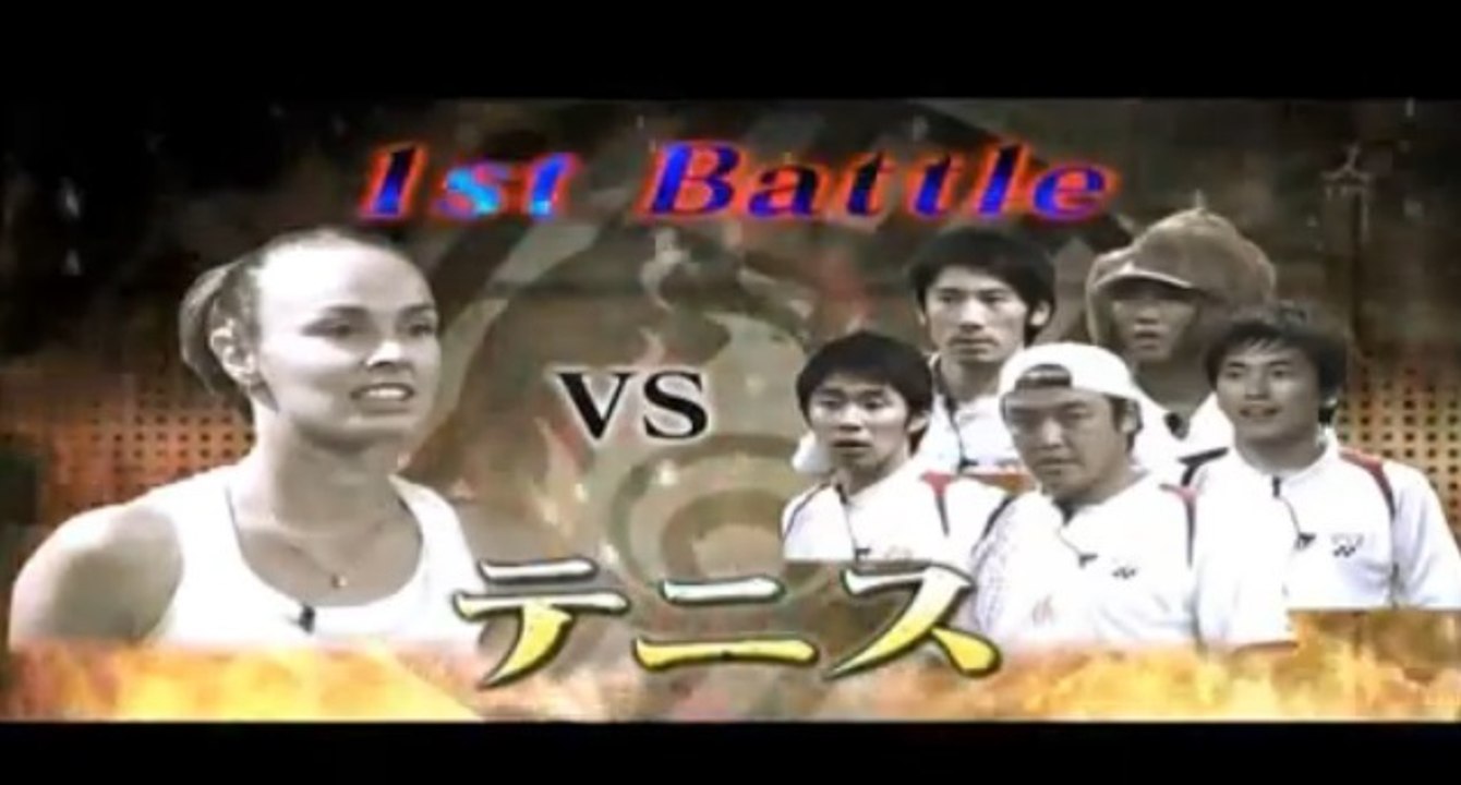 Martina Hingis affronte cinq joueurs de tennis en même temps pour un jeu télé