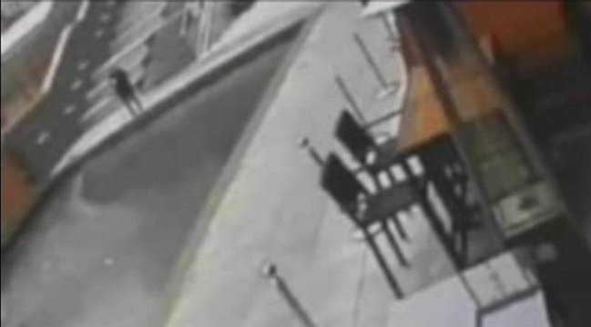 Elle envoie un SMS en marchant et tombe dans de l'eau gelée